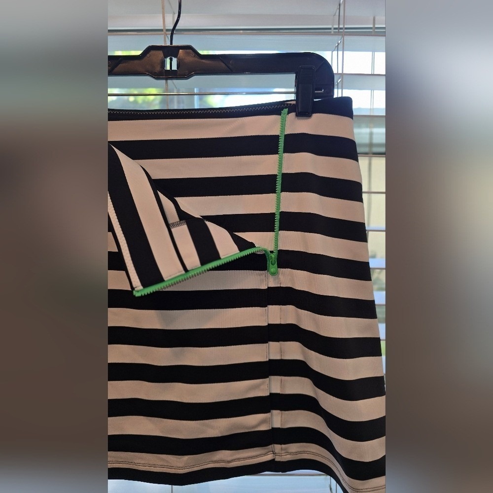 Anikka‎ - 🏓 Sporty Black and White Striped Skirt with Green Zip - Picture 2 of 9